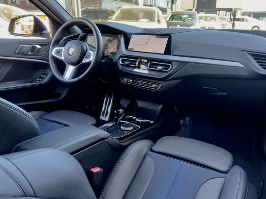 BMW 1 Serie 118i AUT7 M-SPORT EXECUTIVE LEDER NAVI CAMERA DIGI-DASH APLLE-CARPLAY LED LMV PDC ActivLease financial lease