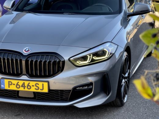 BMW 1 Serie 118i AUT7 M-SPORT EXECUTIVE LEDER NAVI CAMERA DIGI-DASH APLLE-CARPLAY LED LMV PDC ActivLease financial lease
