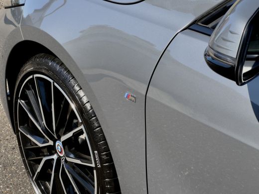 BMW 1 Serie 118i AUT7 M-SPORT EXECUTIVE LEDER NAVI CAMERA DIGI-DASH APLLE-CARPLAY LED LMV PDC ActivLease financial lease
