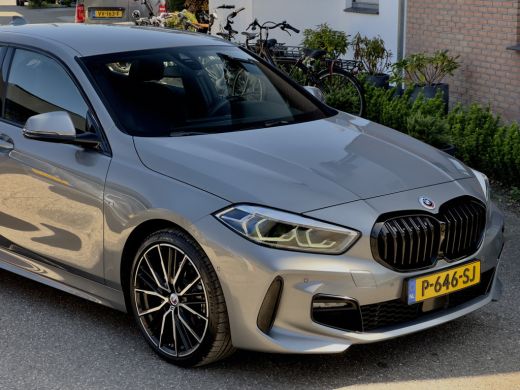 BMW 1 Serie 118i AUT7 M-SPORT EXECUTIVE LEDER NAVI CAMERA DIGI-DASH APLLE-CARPLAY LED LMV PDC ActivLease financial lease
