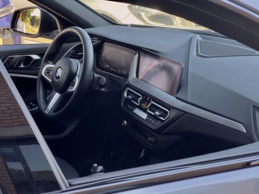 BMW 1 Serie 118i AUT7 M-SPORT EXECUTIVE LEDER NAVI CAMERA DIGI-DASH APLLE-CARPLAY LED LMV PDC ActivLease financial lease