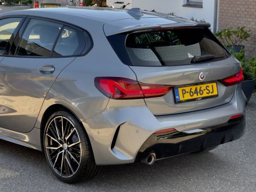 BMW 1 Serie 118i AUT7 M-SPORT EXECUTIVE LEDER NAVI CAMERA DIGI-DASH APLLE-CARPLAY LED LMV PDC ActivLease financial lease