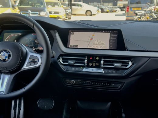 BMW 1 Serie 118i AUT7 M-SPORT EXECUTIVE LEDER NAVI CAMERA DIGI-DASH APLLE-CARPLAY LED LMV PDC ActivLease financial lease