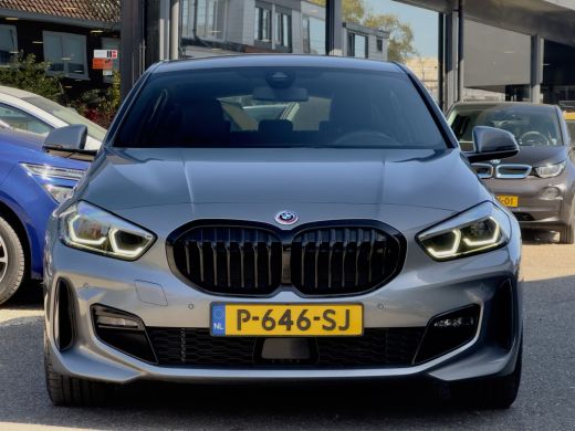 BMW 1 Serie 118i AUT7 M-SPORT EXECUTIVE LEDER NAVI CAMERA DIGI-DASH APLLE-CARPLAY LED LMV PDC ActivLease financial lease