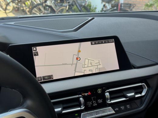 BMW 1 Serie 118i AUT7 M-SPORT EXECUTIVE LEDER NAVI CAMERA DIGI-DASH APLLE-CARPLAY LED LMV PDC ActivLease financial lease