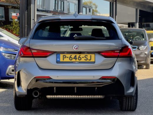 BMW 1 Serie 118i AUT7 M-SPORT EXECUTIVE LEDER NAVI CAMERA DIGI-DASH APLLE-CARPLAY LED LMV PDC ActivLease financial lease
