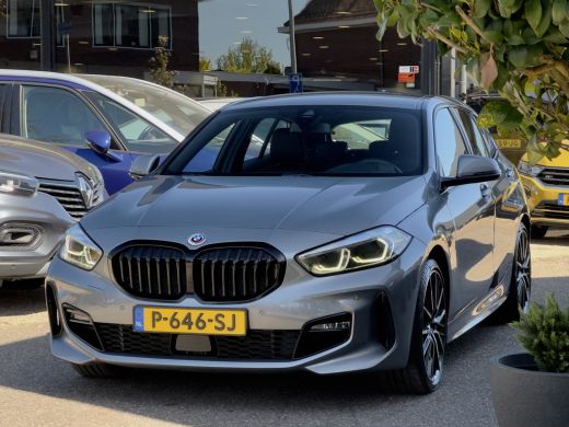 BMW 1 Serie 118i AUT7 M-SPORT EXECUTIVE LEDER NAVI CAMERA DIGI-DASH APLLE-CARPLAY LED LMV PDC ActivLease financial lease