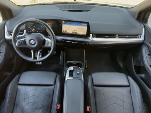 BMW 2 Serie Active Tourer 218i AUT7 M-SPORT LEDER NAVI CAMERA DIGI-DASH APPLE-CARPLAY LED LMV PDC ActivLease financial lease