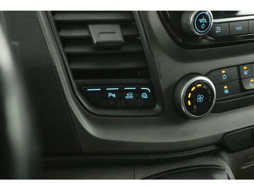 Ford Transit Custom 2.0 TDCI L2H1 Limited | DC | 6 Zits | Airco | Cruise | Carplay | 2800KG Trekgew. | Trekhaak | Par... ActivLease financial lease