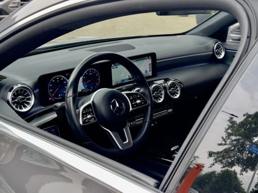 Mercedes-Benz CLA Shooting Brake 180 AUT7 SOLUTION LUXURY. VOL-LEDER 18 INCH-LMV NAVI CAMERA DIGI-DASH LED PDC ActivLease financial lease