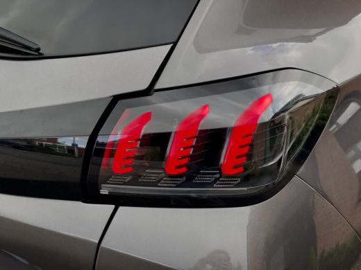 Peugeot 208 1.2 AUT8 ALLURE NAVI AIRCO APPLE-CARPLAY LED LMV PDC ActivLease financial lease