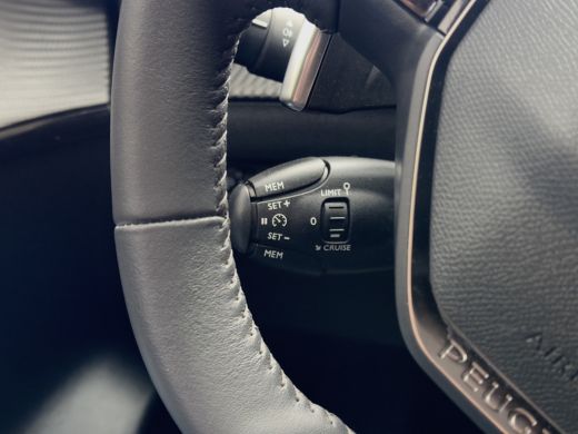 Peugeot 208 1.2 AUT8 ALLURE NAVI AIRCO APPLE-CARPLAY LED LMV PDC ActivLease financial lease