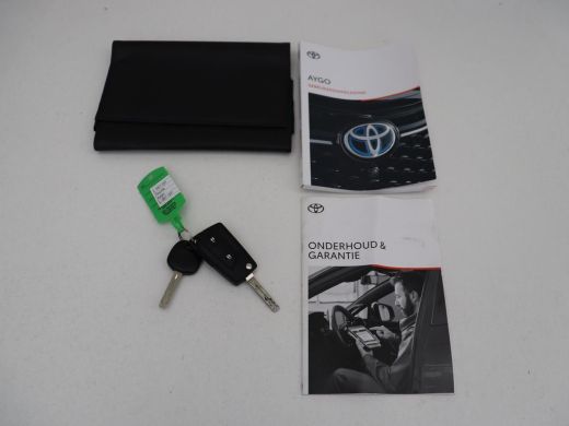 Toyota Aygo 1.0 VVT-i x-joy | Carplay | Camera | DAB | Climate control | Speedlimiter | Bluetooth ActivLease financial lease