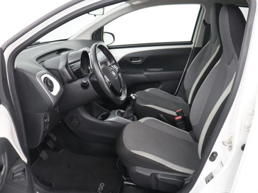 Toyota Aygo 1.0 VVT-i x-joy | Carplay | Camera | DAB | Climate control | Speedlimiter | Bluetooth ActivLease financial lease