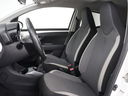 Toyota Aygo 1.0 VVT-i x-joy | Carplay | Camera | DAB | Climate control | Speedlimiter | Bluetooth ActivLease financial lease