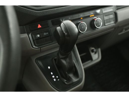 Volkswagen Crafter 2.0 TDI 177PK L3H3 | Automaat | 3000kg Trekgew. | Trekhaak | Airco | Camera | 3 Zits | Cruise | 2... ActivLease financial lease