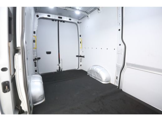 Volkswagen Crafter 2.0 TDI 177PK L3H3 | Automaat | 3000kg Trekgew. | Trekhaak | Airco | Camera | 3 Zits | Cruise | 2... ActivLease financial lease