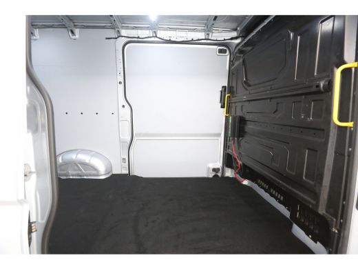 Volkswagen Crafter 2.0 TDI 177PK L3H3 | Automaat | 3000kg Trekgew. | Trekhaak | Airco | Camera | 3 Zits | Cruise | 2... ActivLease financial lease