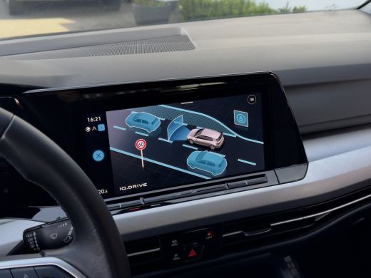 Volkswagen Golf 1.5 TSI R-LINE NAVI DIGI-DASH APPLE-CARPLAY LED LMV PDC ActivLease financial lease