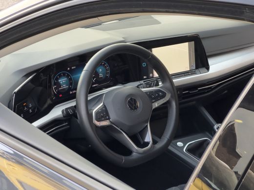 Volkswagen Golf 1.5 TSI R-LINE NAVI DIGI-DASH APPLE-CARPLAY LED LMV PDC ActivLease financial lease