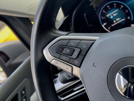 Volkswagen Golf 1.5 TSI R-LINE NAVI DIGI-DASH APPLE-CARPLAY LED LMV PDC ActivLease financial lease