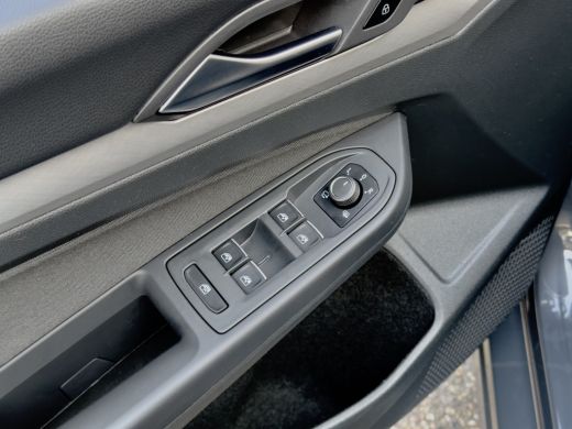 Volkswagen Golf 1.5 TSI R-LINE NAVI DIGI-DASH APPLE-CARPLAY LED LMV PDC ActivLease financial lease
