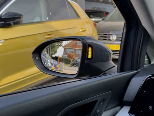 Volkswagen Golf 1.5 TSI R-LINE NAVI DIGI-DASH APPLE-CARPLAY LED LMV PDC ActivLease financial lease