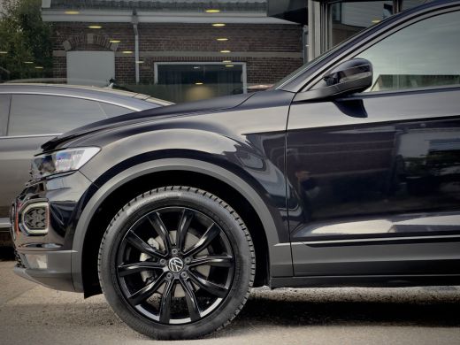 Volkswagen T-Roc 1.5 TSI AUT7 SPORT BLACK-EDITION PANODAK NAVI CAMERA DIGI-DASH APPLE-CARPLAY LED LMV PDC ActivLease financial lease