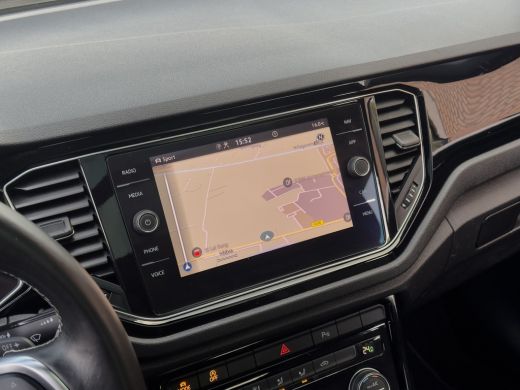 Volkswagen T-Roc 1.5 TSI AUT7 SPORT BLACK-EDITION PANODAK NAVI CAMERA DIGI-DASH APPLE-CARPLAY LED LMV PDC ActivLease financial lease