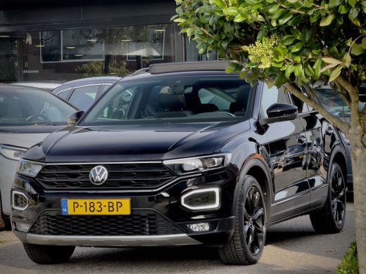 Volkswagen T-Roc 1.5 TSI AUT7 SPORT BLACK-EDITION PANODAK NAVI CAMERA DIGI-DASH APPLE-CARPLAY LED LMV PDC ActivLease financial lease