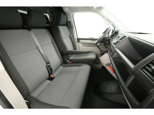 Volkswagen Transporter 2.0 TDI L2H1 140PK | Airco | Cruise | Trekhaak | 3 Zits | Sidebars ActivLease financial lease