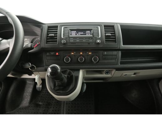 Volkswagen Transporter 2.0 TDI L2H1 140PK | Airco | Cruise | Trekhaak | 3 Zits | Sidebars ActivLease financial lease