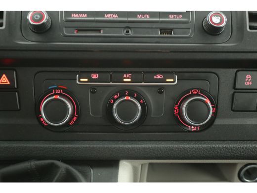 Volkswagen Transporter 2.0 TDI L2H1 140PK | Airco | Cruise | Trekhaak | 3 Zits | Sidebars ActivLease financial lease
