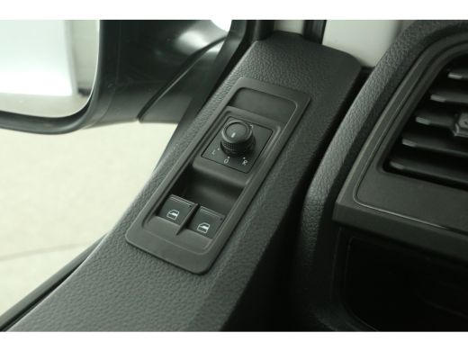 Volkswagen Transporter 2.0 TDI L2H1 140PK | Airco | Cruise | Trekhaak | 3 Zits | Sidebars ActivLease financial lease