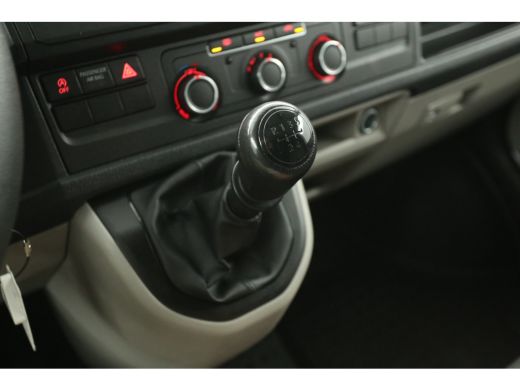 Volkswagen Transporter 2.0 TDI L2H1 140PK | Airco | Cruise | Trekhaak | 3 Zits | Sidebars ActivLease financial lease