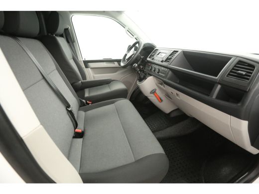 Volkswagen Transporter 2.0 TDI L2H1 140PK | Airco | Cruise | Trekhaak | 3 Zits | Sidebars ActivLease financial lease