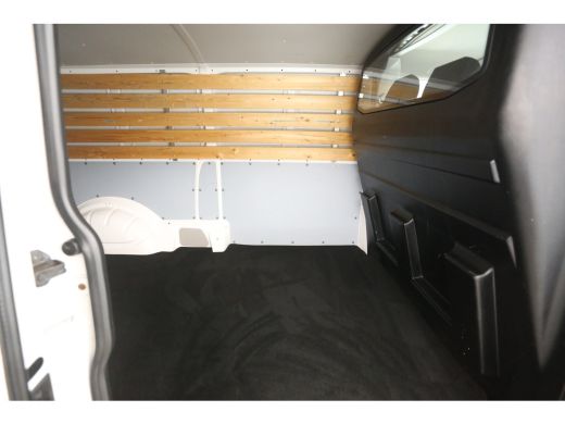 Volkswagen Transporter 2.0 TDI L2H1 140PK | Airco | Cruise | Trekhaak | 3 Zits | Sidebars ActivLease financial lease