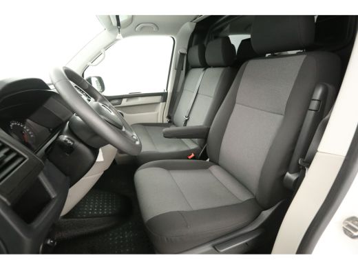 Volkswagen Transporter 2.0 TDI L2H1 140PK | Airco | Cruise | Trekhaak | 3 Zits | Sidebars ActivLease financial lease