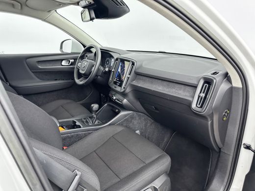 Volvo  XC40 T2 Momentum Core | 17" | Navigatie | Carplay | Parkeercamera | Parkeersensoren V+A | Cruise Contr... ActivLease financial lease