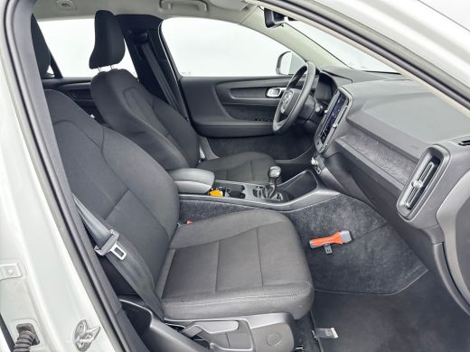 Volvo  XC40 T2 Momentum Core | 17" | Navigatie | Carplay | Parkeercamera | Parkeersensoren V+A | Cruise Contr... ActivLease financial lease
