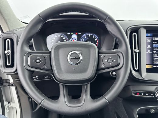 Volvo  XC40 T2 Momentum Core | 17" | Navigatie | Carplay | Parkeercamera | Parkeersensoren V+A | Cruise Contr... ActivLease financial lease