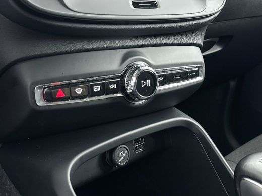 Volvo  XC40 T2 Momentum Core | 17" | Navigatie | Carplay | Parkeercamera | Parkeersensoren V+A | Cruise Contr... ActivLease financial lease