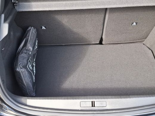 Peugeot 208 Allure | Elektrische parkeerrem | Extra getinte achterste zijruiten en achterruit | Extra getinte... ActivLease financial lease