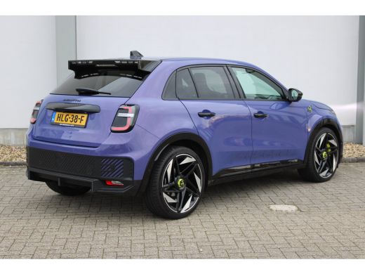 Abarth 600e 280 pk Scorpionissima 54 kWh / Navigatie / Camera / Sportstoelen / Elektr. kofferklep / PDC V+A /... ActivLease financial lease