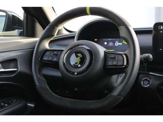 Abarth 600e 280 pk Scorpionissima 54 kWh / Navigatie / Camera / Sportstoelen / Elektr. kofferklep / PDC V+A /... ActivLease financial lease