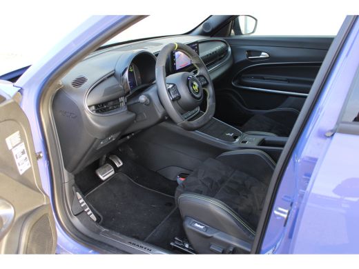 Abarth 600e 280 pk Scorpionissima 54 kWh / Navigatie / Camera / Sportstoelen / Elektr. kofferklep / PDC V+A /... ActivLease financial lease