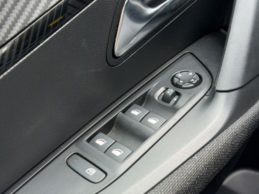 Peugeot 2008 1.2 Hybrid 136 Style LED | Climate control | Parkeersensoren | Carplay/android auto | ActivLease financial lease