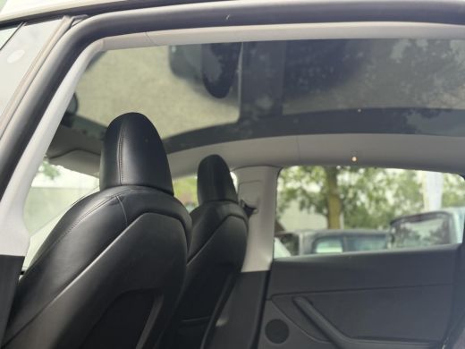 Tesla Model Y RWD 58 kWh UNIEK!| |VAN &euro;35.900:,- VOOR: 32.877,- UW WKVOORDEEL: 3.023,- | STOEL + STUURWIELVERWA... ActivLease financial lease
