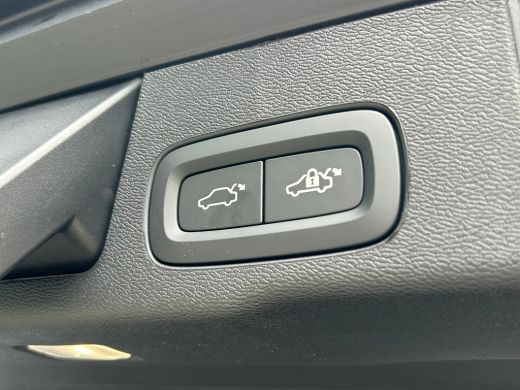 Volvo  XC60 2.0 T6 Plug-in hybrid AWD Ultra Dark | Luchtvering | Trekhaak | HUD | Bowers & Wilkins | Pano | 3... ActivLease financial lease