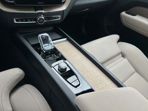 Volvo  XC60 2.0 T6 Plug-in hybrid AWD Ultra Dark | Luchtvering | Trekhaak | HUD | Bowers & Wilkins | Pano | 3... ActivLease financial lease
